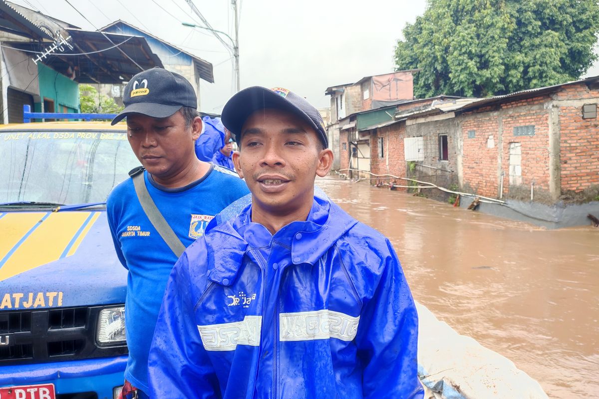 Aliran Kali Baru Sempat Meluap, Sudin SDA Kramat Jati Pasang Turap Pakai Karung Berisi Pasir