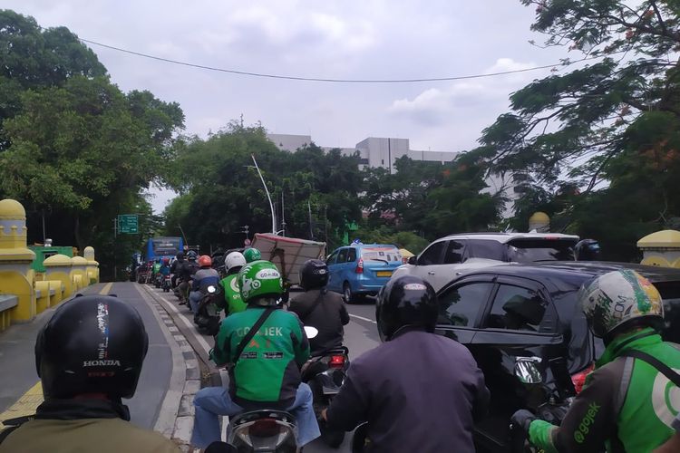 Arus lalu lintas di kawasan Monumen Nasional (Monas), Jakarta Pusat, macet pada Rabu (1/12/2021) siang. 