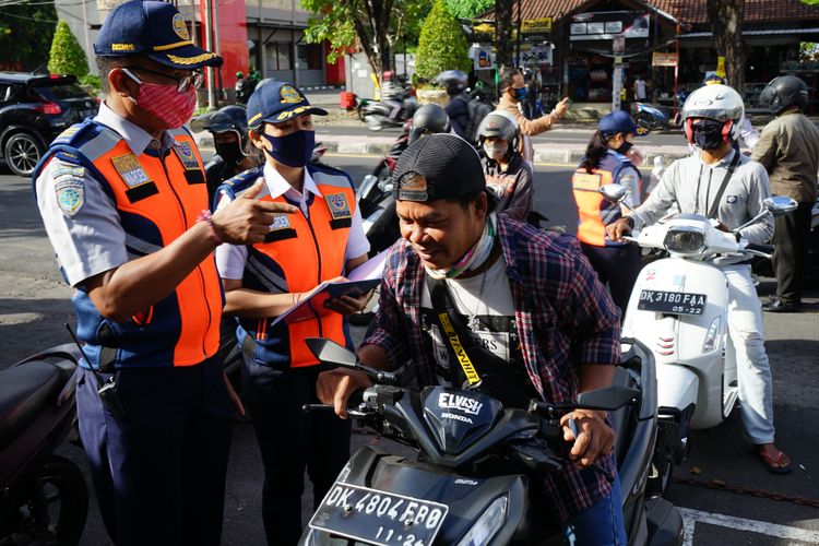 Pemeriksaan pengendara saat PKM Denpasar