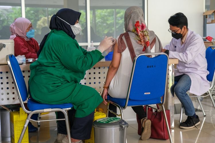 Ilustrasi vaksin booster.- Dinas Kesehatan Provinsi Sumatera Utara menyampaikan bahwa vaksin Covid-19 dosis keempat atau booster kedua juga akan diberikan kepada masyarakat umum setelah nakes.