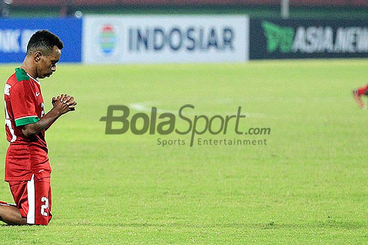 Penyerang timnas U-19 Indonesia, Todd Rivaldo Ferre, merayakan gol dengan berdoa saat melawan Singapura pada laga Grup A Piala AFF U-19 2018 di Stadion Gelora Delta Sidoarjo, Jawa Timur, Selasa (03/07/2018) malam.
