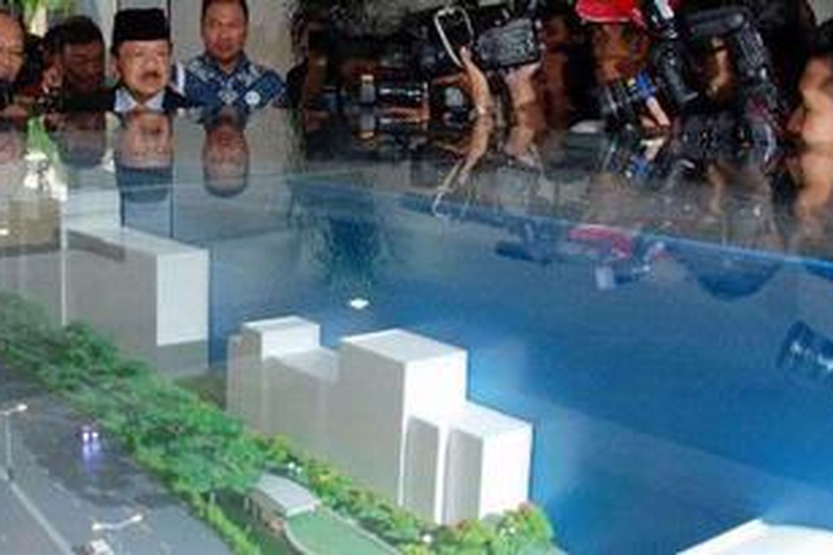 Gubernur Fauzi Bowo saat mencanangkan pembangunan Mass Rapid Transit (MRT) di Lebak Bulus, Jakarta, Kamis (26/4/2012). Pembangunan MRT tahap satu ini rencananya akan dibangun koridor Selatan-Utara sepanjang 15,7 km dari Lebak Bulus (Jakarta Selatan) sampai Bundaran HI (Jakarta Pusat). 