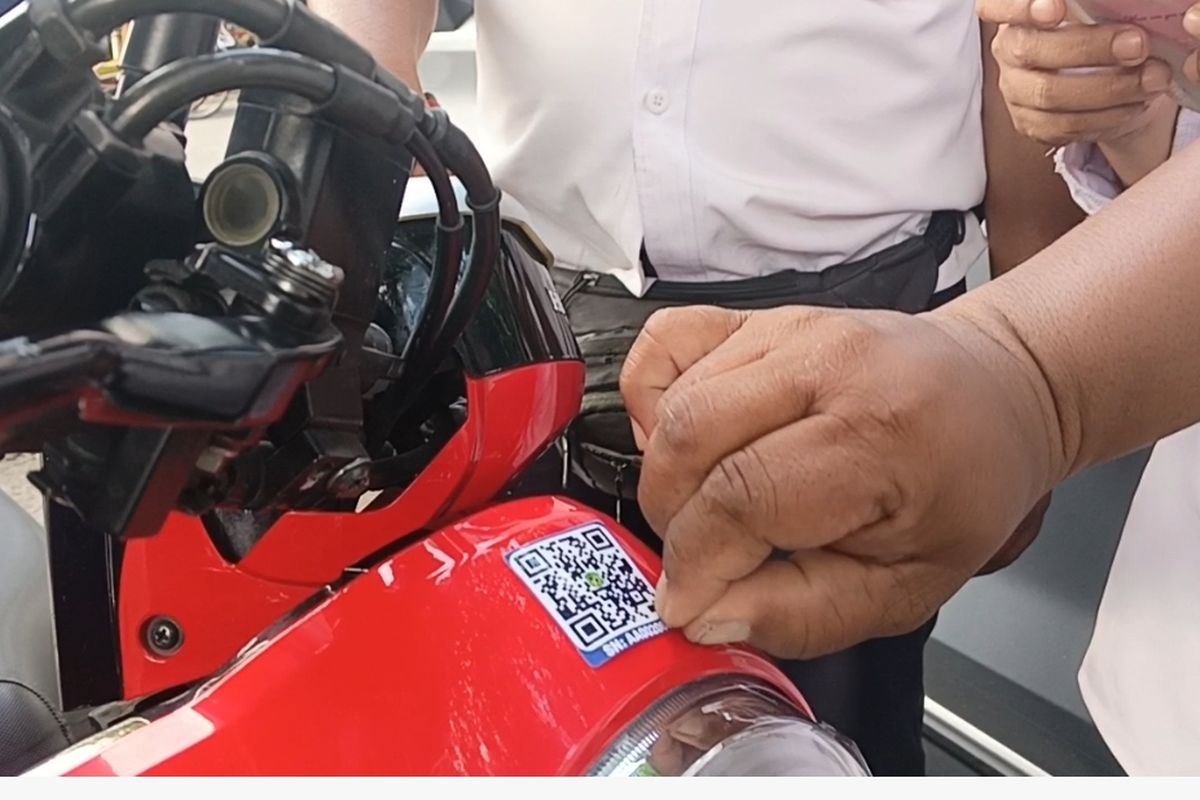 Anggota Dishub saat masang stiker barcode parkir berlangganan di Jalan Multatuli, Kota Medan, Senin (1/7/2024)