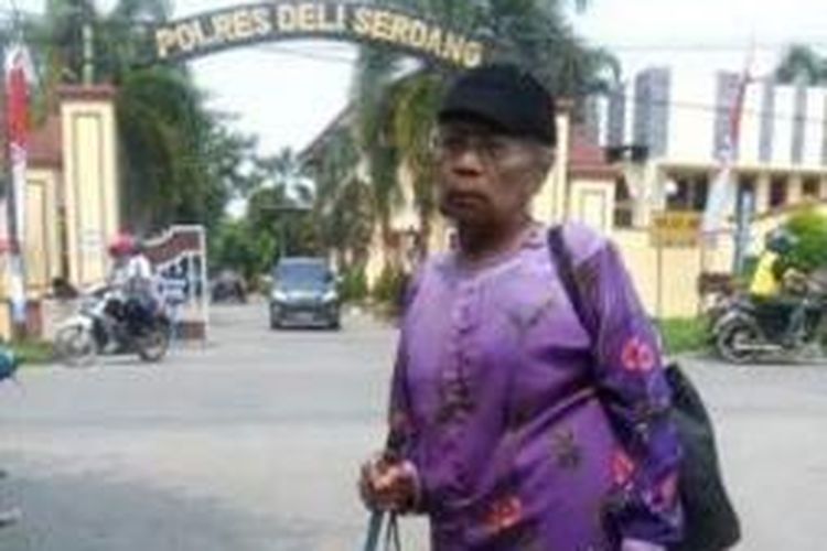 Nenek Tugiyem sudah ratusan kali dalam kurun waktu 9 tahun bolak-balik ke Polres Deliserdang menanyakan kasus penipuan yang ia laporkan dan tak kunjung ada penyelesaian.