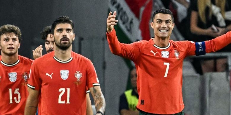 Cristiano Ronaldo (kanan) merayakan gol dengan rekan satu timnya dalam pertandingan sepak bola Grup F kualifikasi Piala Dunia 2026 zona Eropa antara Hongaria vs Portugal pada 9 September 2025 di Budapest, Hongaria. (Foto oleh Attila KISBENEDEK / AFP)
