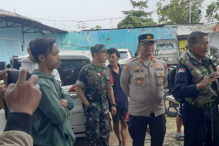 Sejumlah petani berkumpul dan menolak pembangunan pipa air PDAM di Kecamatan Pacet, Kabupaten Bandung, Jawa Barat, Selasa (24/6/2025)