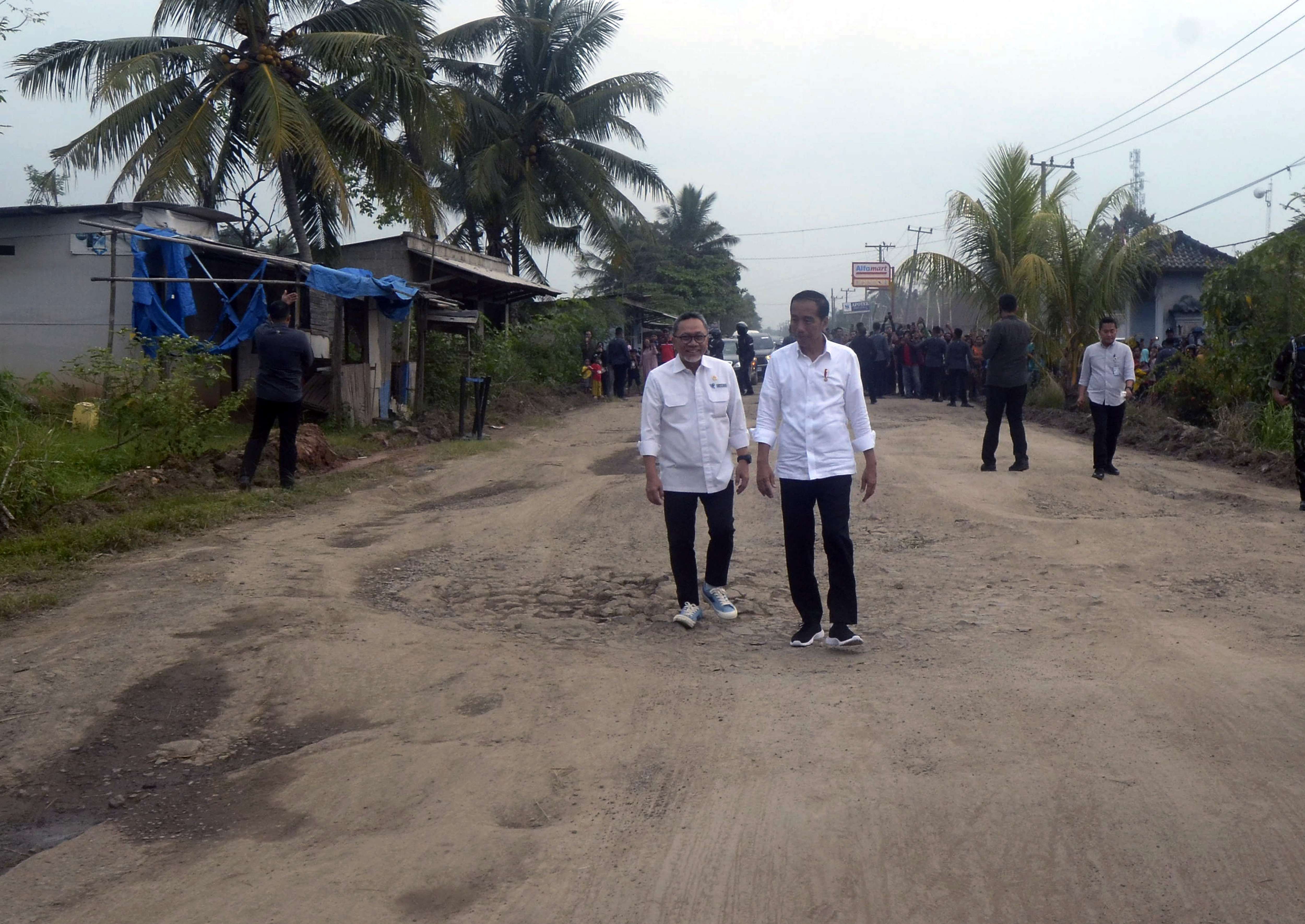 Saat Jokowi Sindir Kondisi Jalan Rusak di Lampung dan Janji Lakukan Perbaikan...