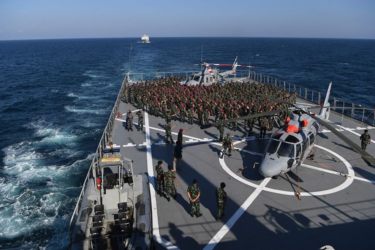 Foto dirilis Jumat (29/11/2019), memperlihatkan prajurit TNI AL mengikuti apel di gladak heli KRI Makassar ketika mengikuti Latihan Gabungan TNI di Laut Jawa, Jawa Timur. Latihan gabungan tersebut selain memiliki misi menghentikan sebuah agresi yang mengancam kedaulatan bangsa, juga untuk meningkatkan profesionalisme prajurit TNI AD, TNI AL, dan TNI AU dalam kesiapsiagaan melaksanakan tugas operasi.