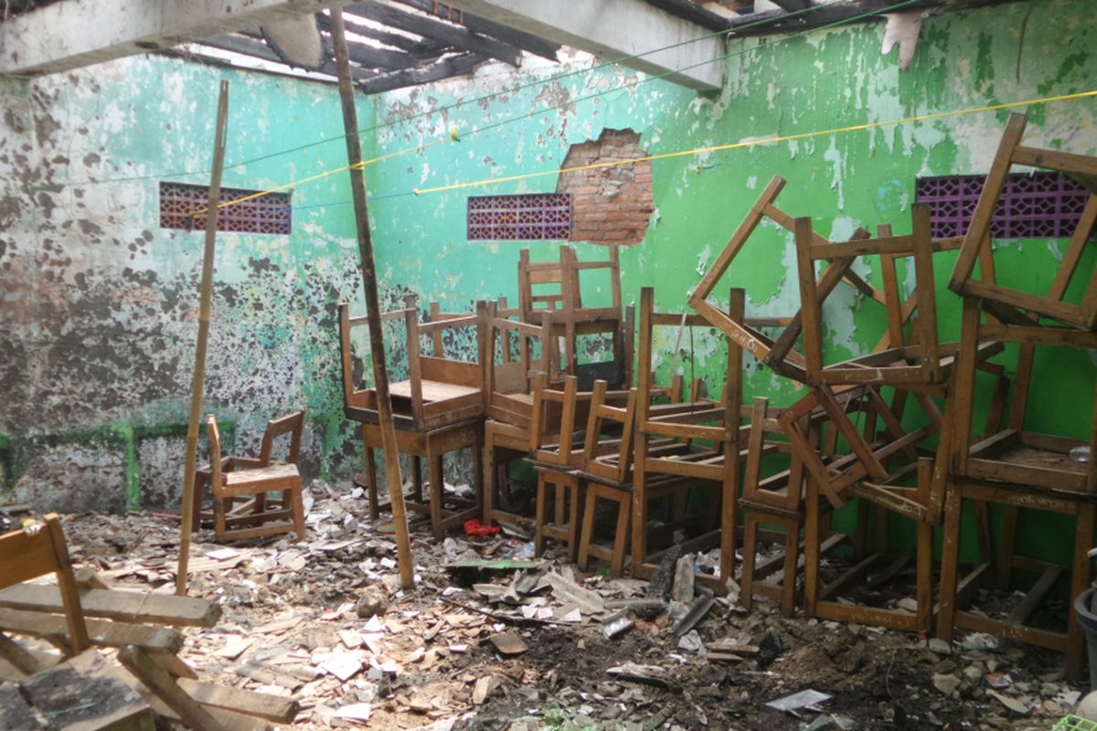 Setelah mengalami kebakaran pada September 2016, gedung sekolah  lembaga pendidikan Yayasan Harapan Salahudin, di Jalan Muara Baru, Jakarta Utara masih belum selesai diperbaiki, Rabu (5/7/2017)