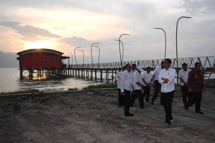 Presiden Joko Widodo (ketiga kanan) mengunjungi Dermaga Jety Samosir di kawasan Pantai Pasir Putih, Samosir, Sumut, Selasa (30/7/2019). Kedatangan Presiden itu untuk meninjau pengembangan wisata di kawasan Danau Toba yang akan dijadikan destinasi wisata berkelas dunia.