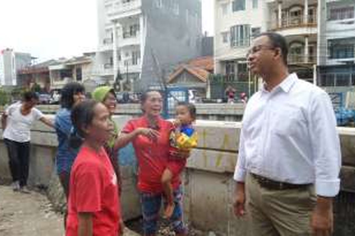 Calon gubernur DKI Jakarta nomor pemilihan tiga, Anies Baswedan, berbincang dengan warga yang mengaku korban gusuran penertiban kali Krukut di Kelurahan Krukut, Kecamatan Tamansari, Jakarta Barat, Kamis (3/11/2016).