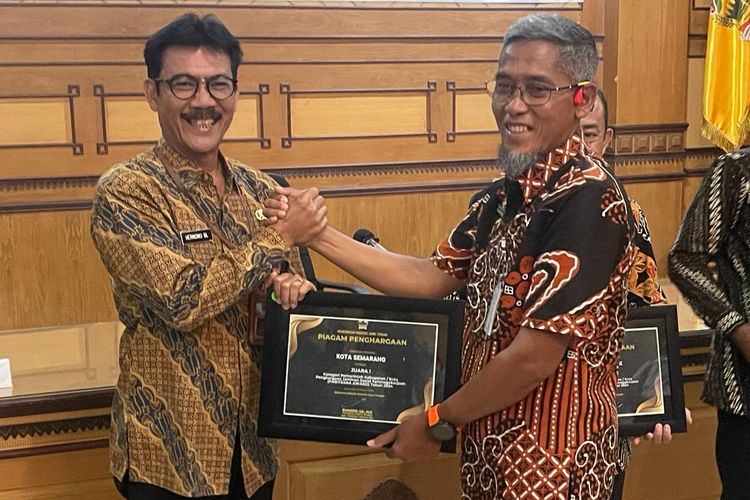 Plt. Asisten Ekonomi, Pembangunan dan Kesejahteraan Rakyat, Hernowo Budi Luhur mewakili Wali Kota Semarang, Hevearita Gunaryanti Rahayu menerima Penganugerahan Penghargaan Paritrana Award 2024 tingkat Jawa Tengah dari Sekretaris Daerah (Sekda) Provinsi Jateng, Sumarno di Disnakertrans Provinsi Jawa Tengah, Rabu (21/2).