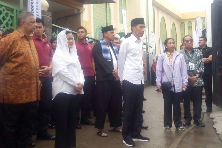 Presiden Joko Widodo (Jokowi) dan didampingi Menteri BUMN, Rini M Soemarno (kanan) di Kelurahan Marga Jaya, Bekasi Selatan, Kota Bekasi, Jumat (25/1/2019).