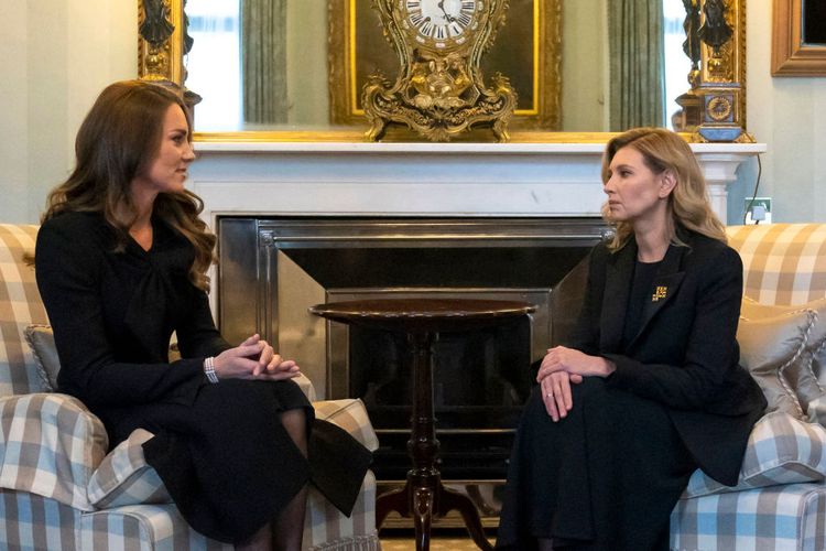 Putri Wales  Inggris Kate Middleton bertemu Ibu Negara Ukraina Olena Zelenskiy di Istana Buckingham pada Minggu (18/9/2022), sehari sebelum pemakaman kenegaraan Ratu Elizabeth.