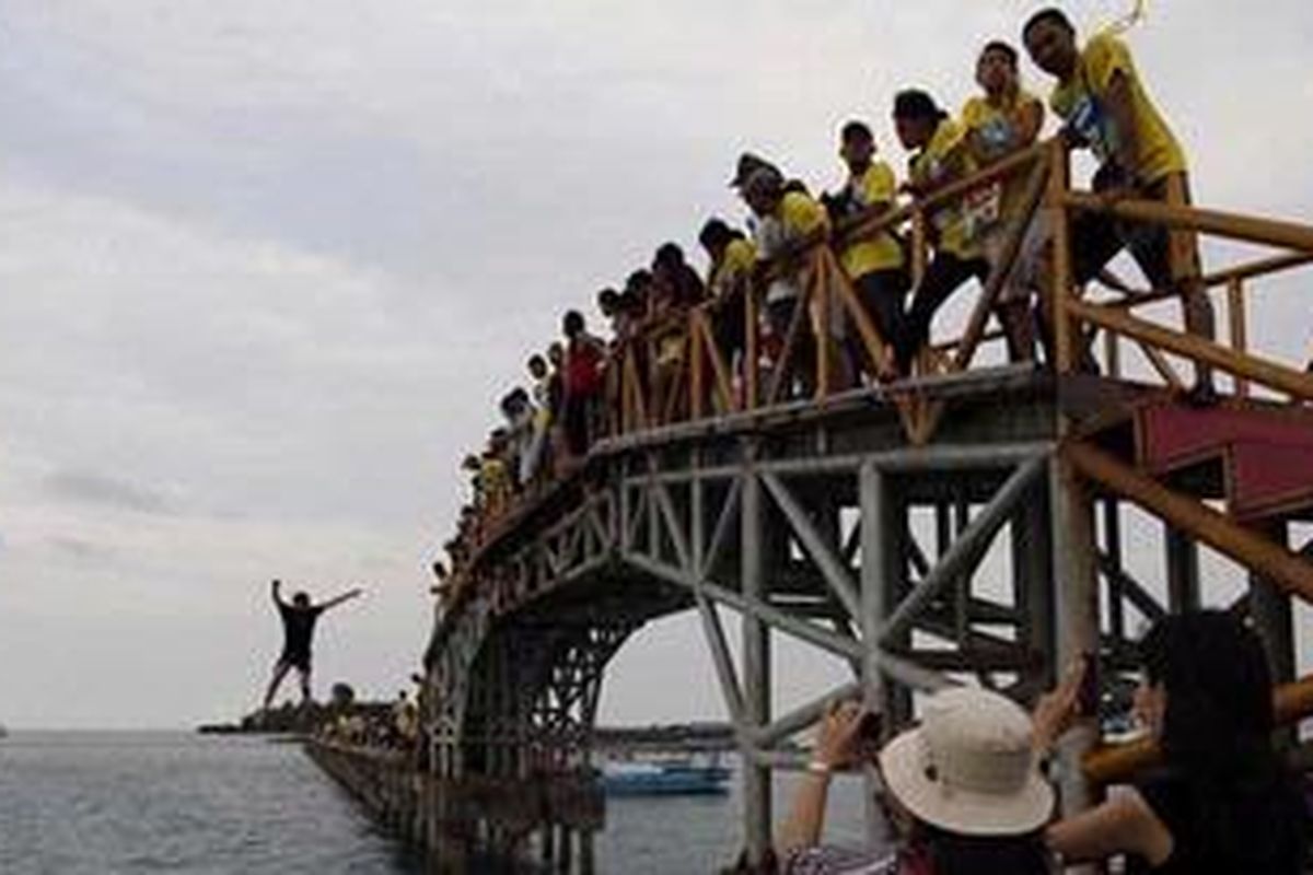 Wisatawan mandi dan bermain di jembatan yang menghubungkan Pulau Tidung Besar dan Pulau Tidung Kecil, di Kepulauan Seribu, Sabtu (14/5/2011). Pulau ini kian dikenal sebagai salah satu destinasi wisata bahari.  