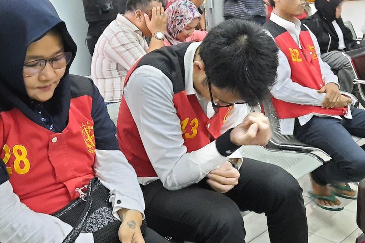 (Kiri-kanan) Aulia Kesuma dan putranya Geovanni Kelvin menunggu sidang di ruang tunggu Pengadilan Negeri Jakarta Selatan, Senin (24/2/2020). 