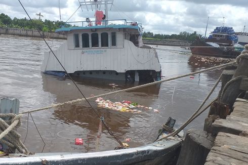 Kapal Sembako Tenggelam, Ribuan Warga Ambil Mi Instan dan Biskuit yang Hanyut