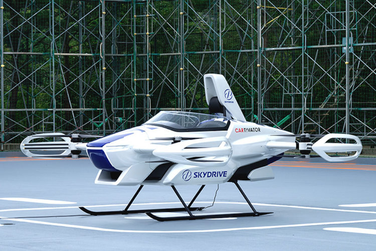 Suzuki menyatakan kesiapannya untuk mengembangkan proyek mobil terbang. Hal ini ditandai dengan investasi yang diberikan Suzuki Motor Corporatuon (SMC) kepada SkyDrive Inc, yang merupakan perusahaan pengembang mobil terbang dan drone kargo. 
