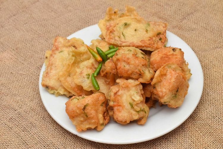 Ilustrasi gorengan. Gorengan bisa meningkatkan risiko kanker melalui zat karsinogenik yang terbentuk saat memasak. Dokter membagikan tips mengurangi dampak negatifnya, tetapi menegaskan cara terbaik adalah tidak mengonsumsinya sama sekali.