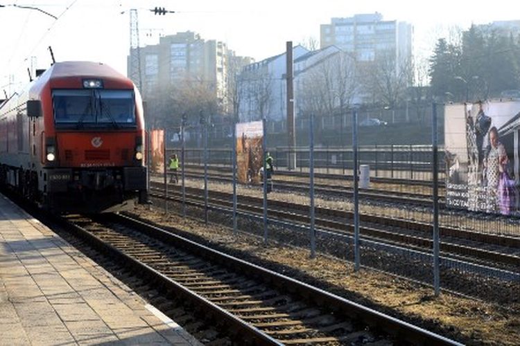 Foto-foto perang Rusia di Ukraina ditampilkan sebagai bagian dari pameran di stasiun kereta api di Vilnius, Lithuania pada 25 Maret 2022, di mana kereta transit dari Moskw ke Kaliningrad singgah. Sebuah pameran gambar-gambar mengejutkan dari perang di Ukraina dibuka pada 25 Maret di sebuah stasiun kereta api di Lituania dengan tujuan memberikan gambaran sebenarnya kepada para pelancong transit Rusia tentang konflik tersebut. Negara Baltik mengizinkan 100 kereta sebulan membawa penumpang Rusia untuk transit ke dan dari eksklave Kaliningrad di bawah pengaturan khusus antara Lithuania, Uni Eropa dan Rusia. 