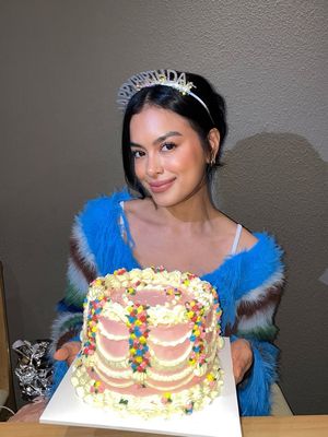 Eva Celia rayakan ulang tahun ke-33 dengan gaya standout. Cardigan bulu biru, makeup natural, dan vibe playful jadi inspirasi outfit hangout stylish.