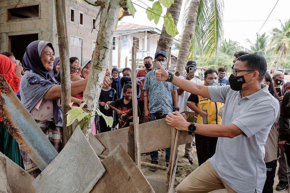 Foto : Menteri Pariwisata dan Ekonomi Kreatif (Menparekraf), Sandiaga Uno mengunjungi salah desa  wisata yakni Desa Rangko, Kecamatan Boleng, Kabupaten Manggarai Barat, NTT, pada Jumat  (28/01/2022).