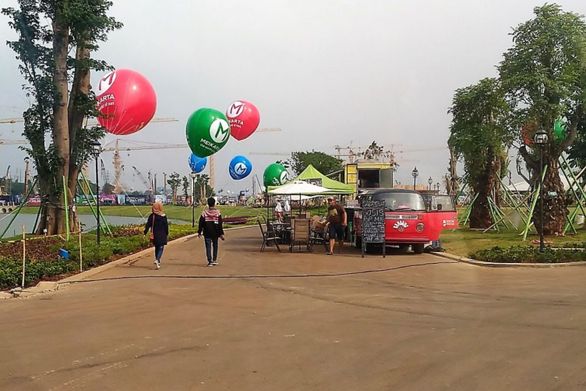 Puluhan food truck menyediakan aneka panganan bagi pengunjung Central Park Meikarta di Cikarang, Jawa Barat. Makanan yang dijajakan mulai dari Rp 15.000/porsi.