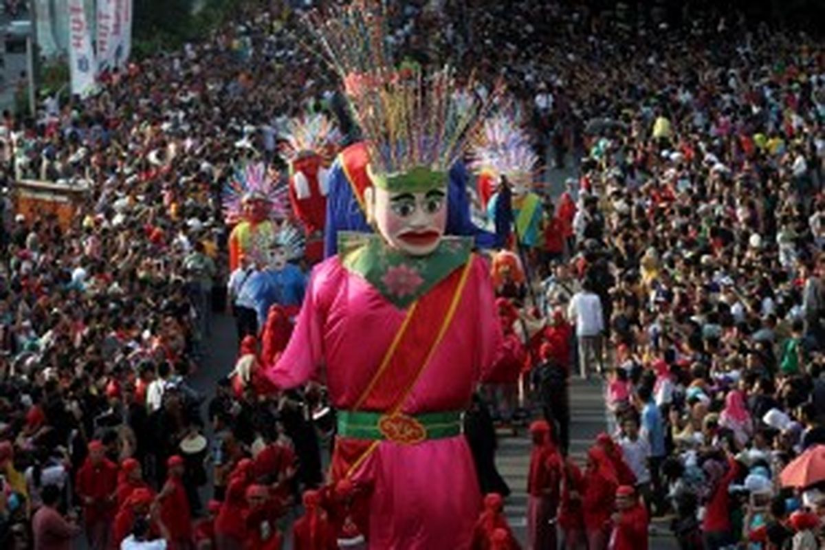 Arak-arakan Jakarnaval 2013 melintas di Jalan MH Thamrin, Jakarta, Minggu (30/6/2013). Jakarnaval 2013 yang diikuti sekitar 4500 peserta tersebut sebagai rangkaian peringatan HUT Ke-486 DKI Jakarta.