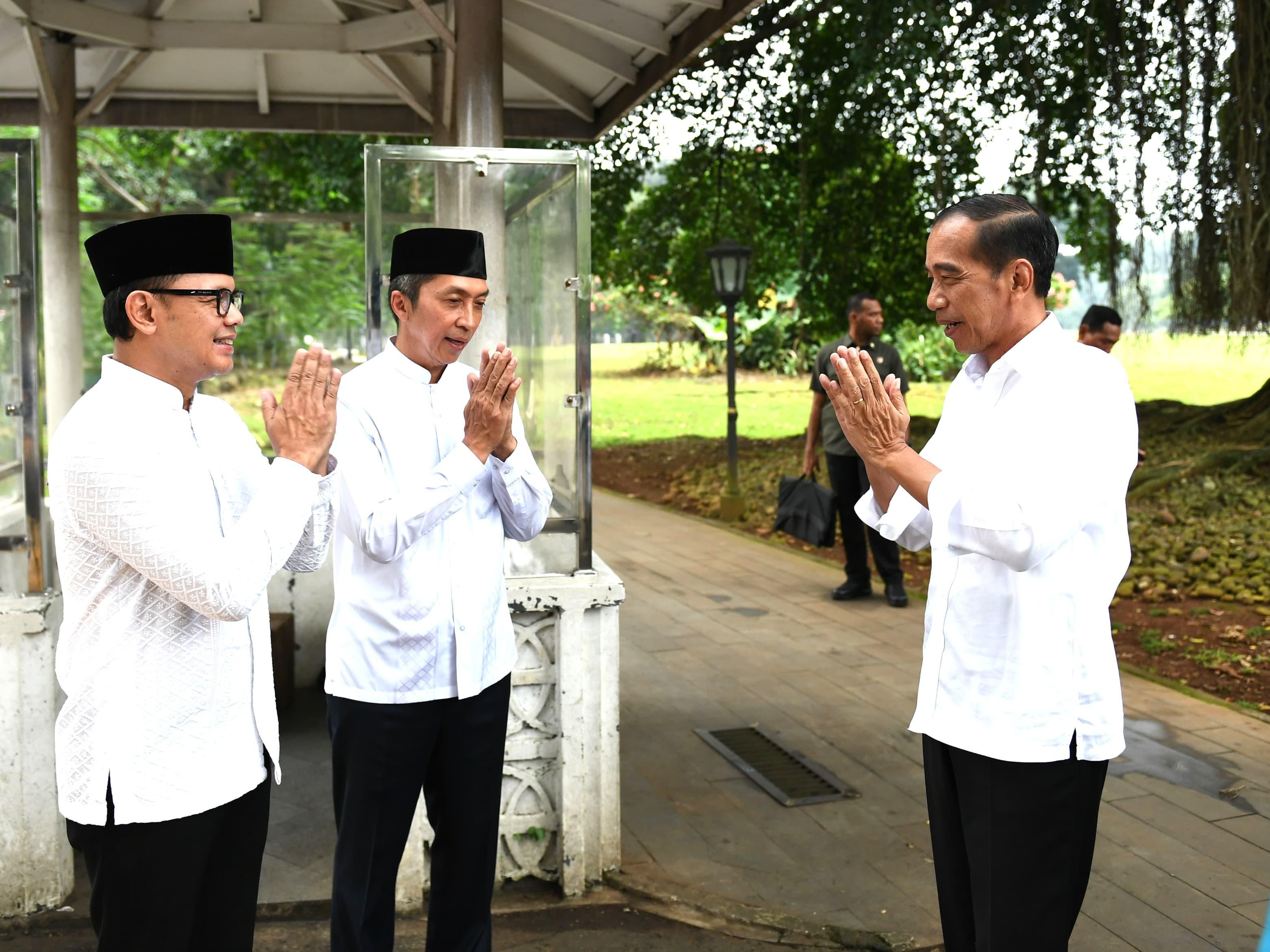 Presiden Jokowi Bagikan Paket Sembako untuk Warga Sekitar Istana Bogor 