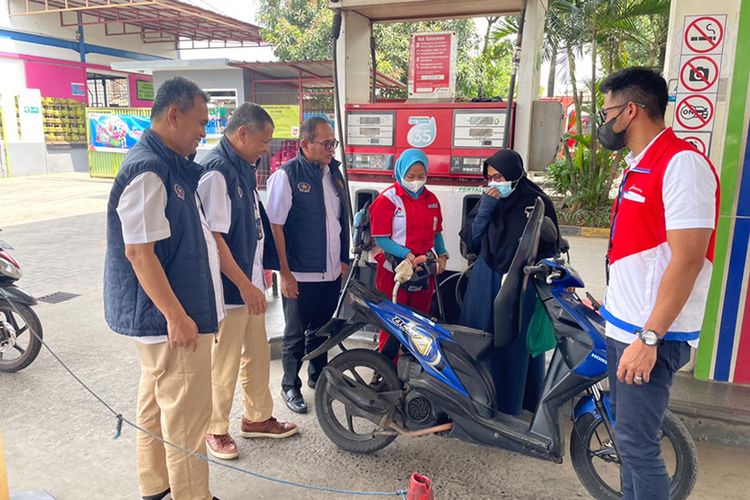 Anggota Komite Badan Pengatur Hilir Minyak dan Gas Bumi (BPH Migas) Wahyudi Anas, Iwan Prasetya Adhi, dan Harya Adityawarman melakukan pemantauan pasokan BBM di sejumlah SPBU.