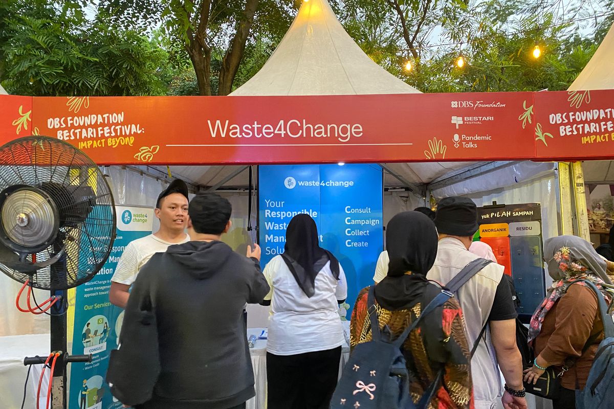 Booth Waste4Change yang hadir memberikan edukasi sampah di DBS Foundation Bestari Festival di Jakarta, Sabtu (19/102/2024). 