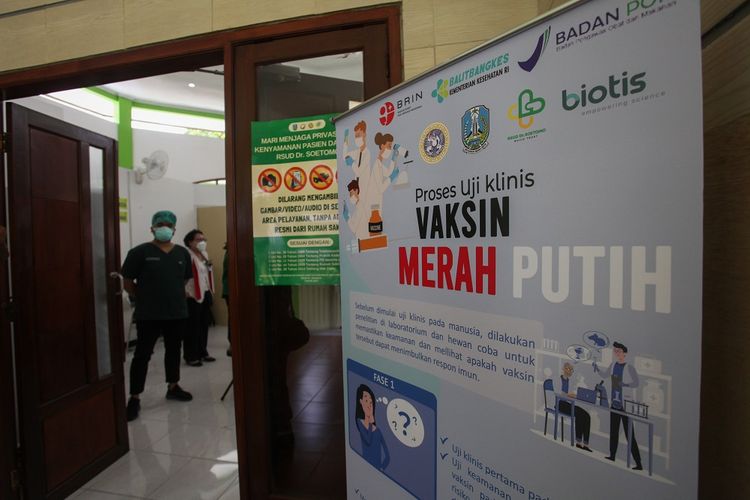 Petugas kesehatan berada di ruang vaksinasi saat dimulainya Uji Klinis Vaksin Merah Putih di RSUD Dr Soetomo, Surabaya, Jawa Timur, Rabu (9/2/2022). Uji klinis vaksin Merah Putih untuk penanggulangan COVID-19 tersebut telah memasuki tahap pertama yang akan diikuti 90 orang. ANTARA FOTO/Didik Suhartono/wsj.
