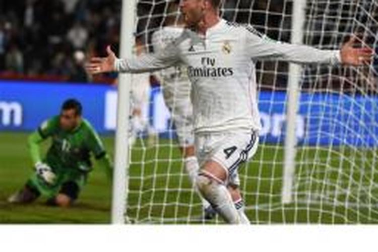 Bek Real Madrid, Sergio Ramos, melakukan selebrasi setelah menjebol gawang San Lorenzo pada laga final Piala Dunia Antarklub di Maroko, Sabtu (20/12/2014).