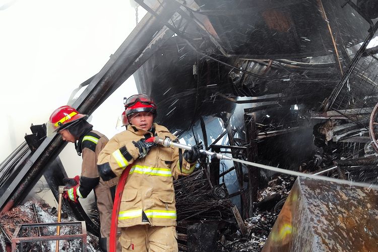 Api lahap gudang rongsok di belakang Margocity Depok, Selasa (5/12/2023). 