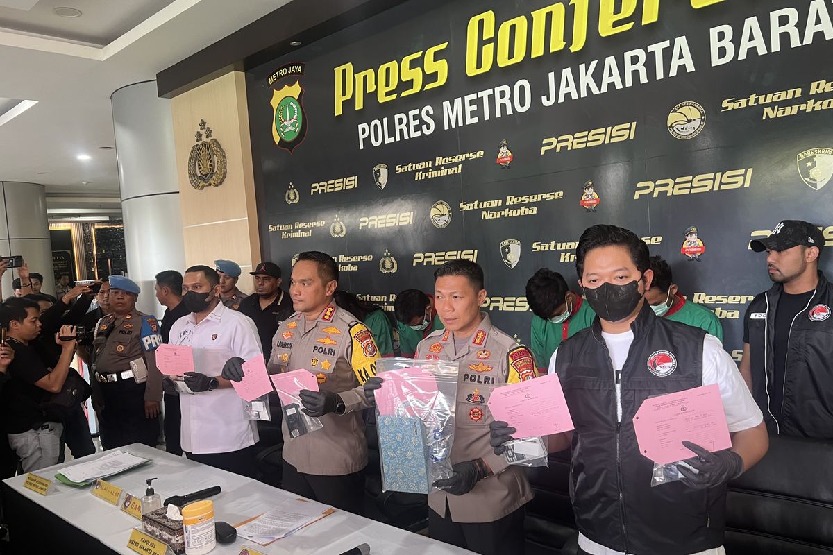 Kapolres Metro Jakarta Barat Kombes M Syahduddi menunjukkan barang bukti kasus penyalahgunaan narkoba Ibra Azhari