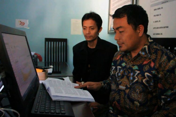 Dua orang anggota Komisioner Panwaslu Kabupaten Cirebon menjelaskan penanganan kasus hilangnya 2.467 surat suara untuk Desa Danamulya di pilkada serentak di kantor panwaslu, Kamis, (28/6/2018). 