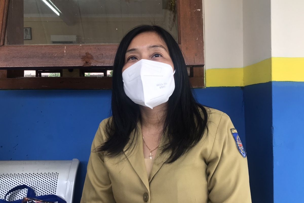 Guru Bahasa Indonesia di SMP Negeri 2 Depok, Manondang Santa Lucia (41) pada Selasa (30/11/2021).
