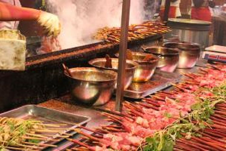 Sate sapi atau kambing muda adalah menu favorit pengunjung restoran Muslim di Tiongkok.