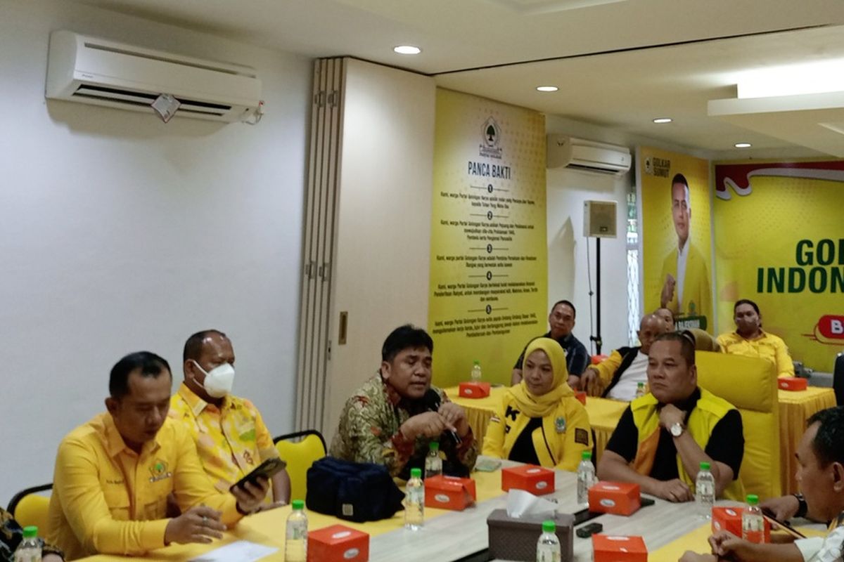 Menanggapi tudingan Edy Rahmayadi, Sekretaris Partai Golkar Sumut Dato' Ilhamsyah (tengah) menggelar konferensi pers di kantor Golkar Sumut, Senin (15/8/2022)