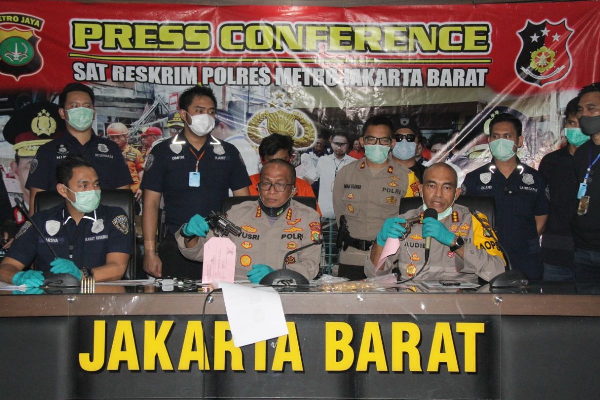 Rilis kasus perampokan toko emas oleh komplotan Wetonan di Polres Metro Jakarta Barat, Senin (13/4/2020)