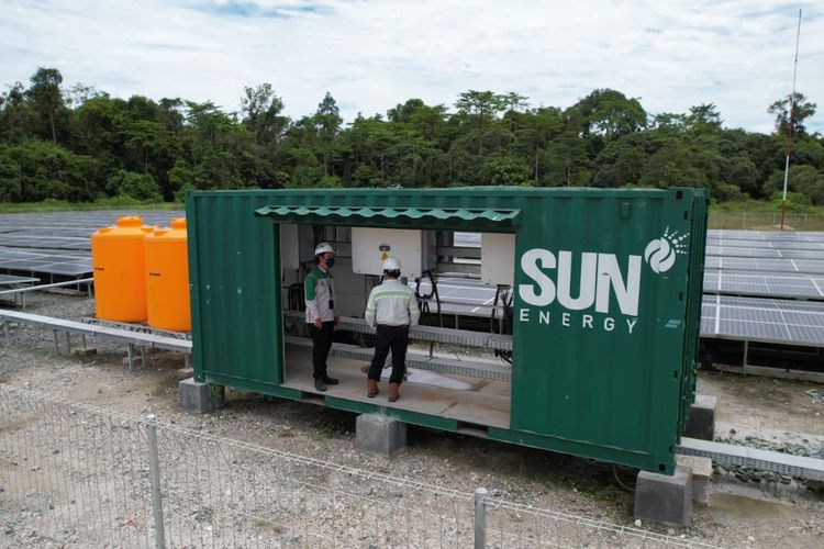 Contoh pengaplikasian teknologi solar PV Roll Up di kawasan pertambangan Kalimatan.