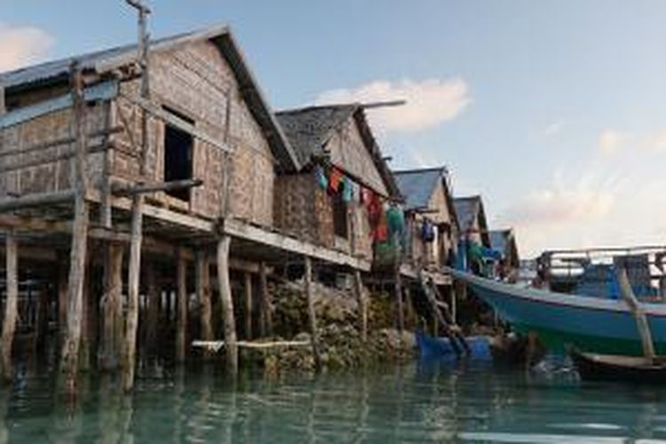 Rumah warga suku Bajo di Desa Mola, Pulau Wangi-wangi, Kabupaten Wakatobi, Sulawesi Tenggara, Sabtu (8/8/2015).