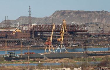 Pemandangan menunjukkan pabrik Pekerjaan Besi dan Baja Azovstal selama konflik Ukraina-Rusia di kota pelabuhan selatan Mariupol, Ukraina 22 April 2022.