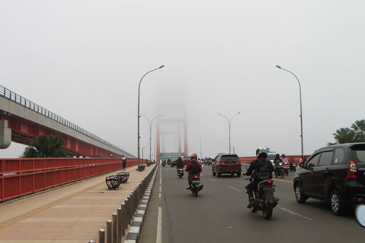 Jembatan Ampera tertutup kabut sekitar pukul 06.00WIB, Selasa (28/9/2021).