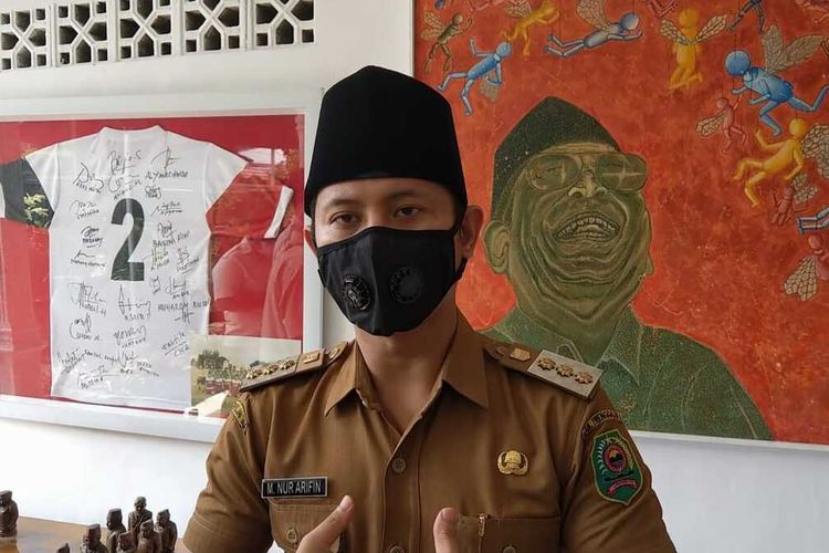 Bupati Trenggalek Mochammad Nur Arifin, di kawasan Pendopo Trenggalek Jawa Timur, ketika memberikan keterangan kepada sejumlah wartawan, Rabu (20/01/2021).