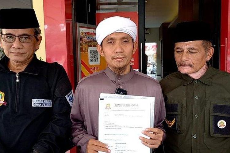 Sejumlah ulama dan tokoh masyarakat dari Tasikmalaya mendatangi Polda Jabar untuk melaporkan Panji Gumilang dengan dugaan penistaan agama, Selasa (4/7/2023). 
