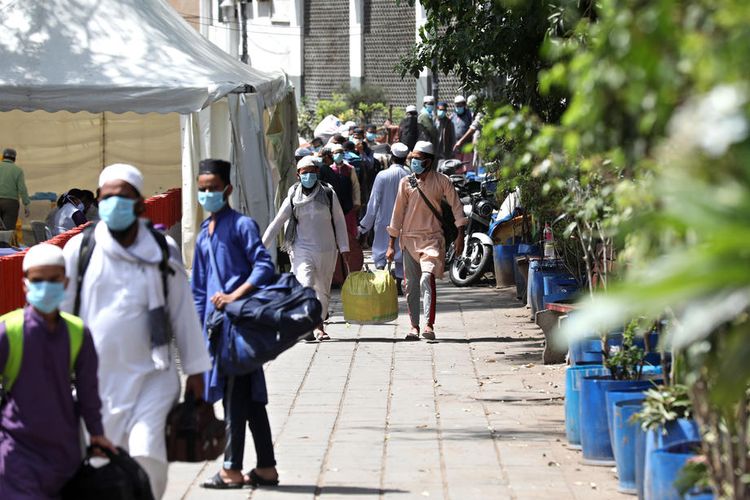 Lebih dari 1.000 peserta tabligh akbar yang digelar di Nizamuddin, New Delhi, India, dipindahkan dari lokasi, dan 24 di antaranya positif terinfeksi virus corona. Tabligh akbar ini digelar pada 31 Maret 2020.