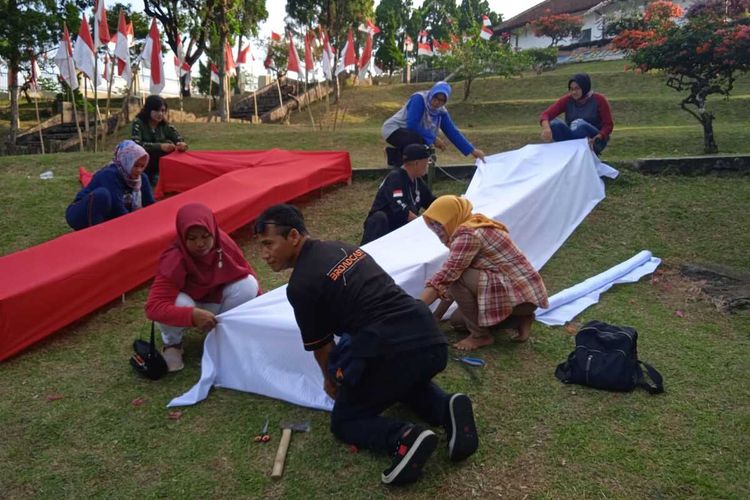 Sejumlah Warga meramaikan pemasangan 10.001 Bendera Merah Putih di Area Museum Perundingan Linggarjati Kabupaten Kuningan, Jawa Barat,, Kamis (4/8/2022).