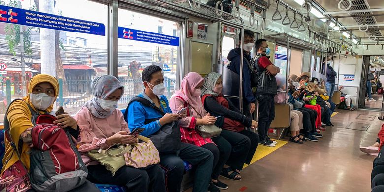 Penumpang duduk tanpa berjarak di dalam KRL Commuter Line, Stasiun Bekasi, Jawa Barat, Jumat (11/3/2022). Pemerintah menerbitkan aturan baru naik KRL yaitu tempat duduk tanpa jarak, peningkatan kapasitas hingga 60 persen, balita dibolehkan naik dengan didampingi orang tua, wajib memakai masker, dilarang berbicara dan sudah divaksin Covid-19.