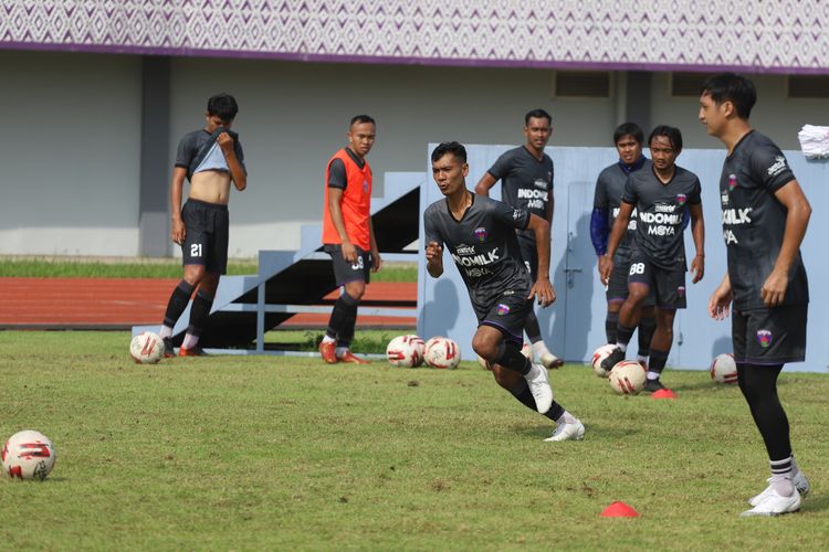 Skuad Persita Tangerang melakukan latihan perdana pada Rabu (3/3/2021) di Stadion Indomilk Arena di Jalan Raya Legok, Kabupaten Tangerang, Provinsi Banten. 

Klub berjulukan Pendekar Cisadane ini mempersiapkan diri untuk Turnamen Piala Menpora 2021 dan berharap Liga Indonesia bergulir kembali tahun ini. 

